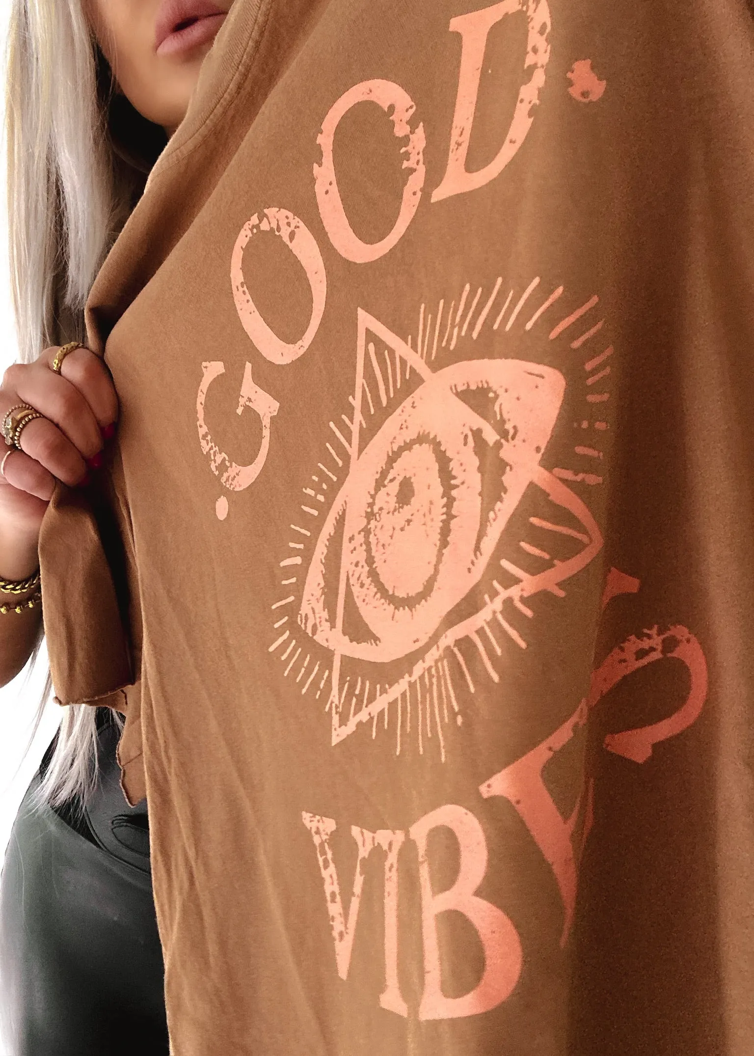 GOOD VIBES (PEACH) SIDE SLIT TEE