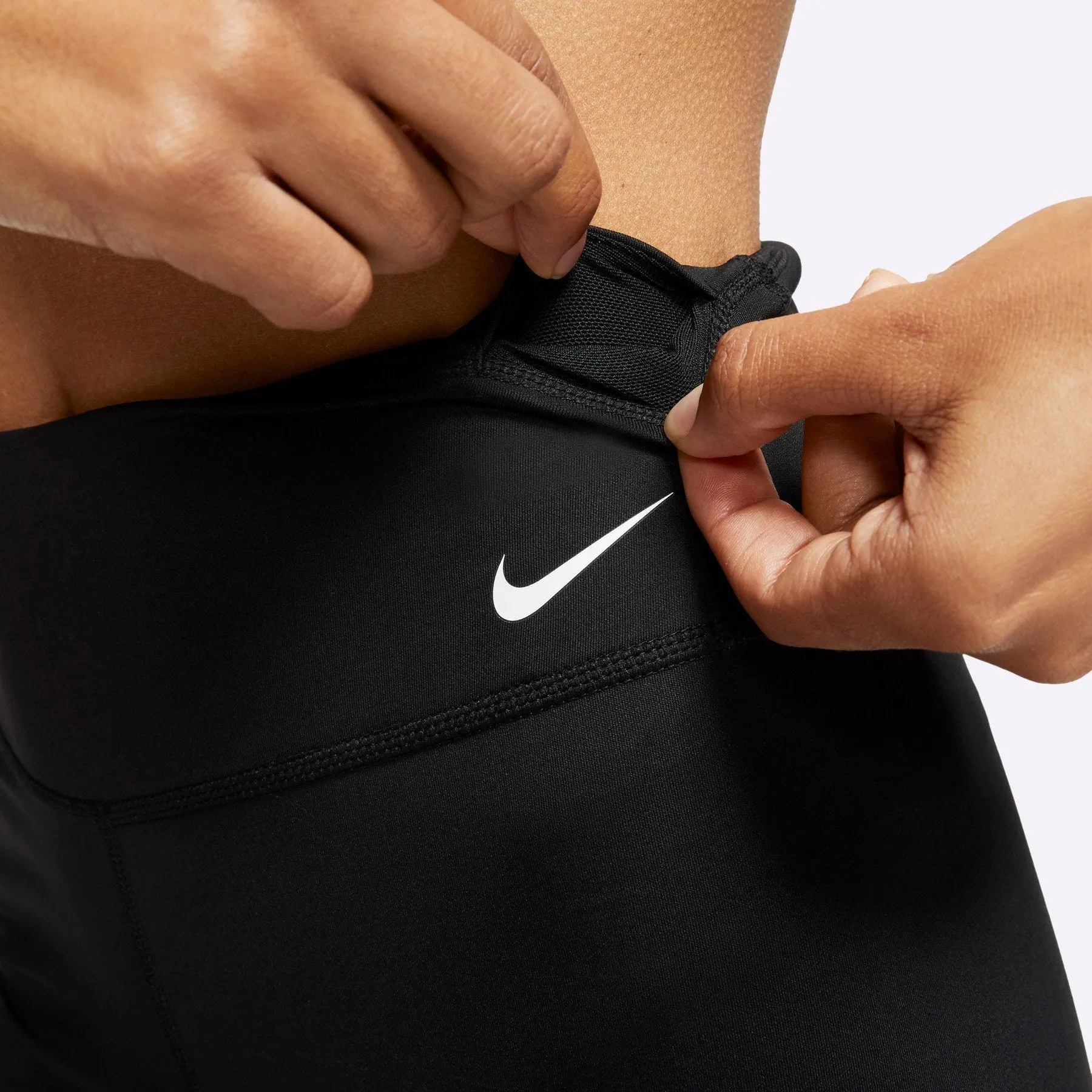 Nike - One Women's 7inch Training Shorts - BLACK/WHITE