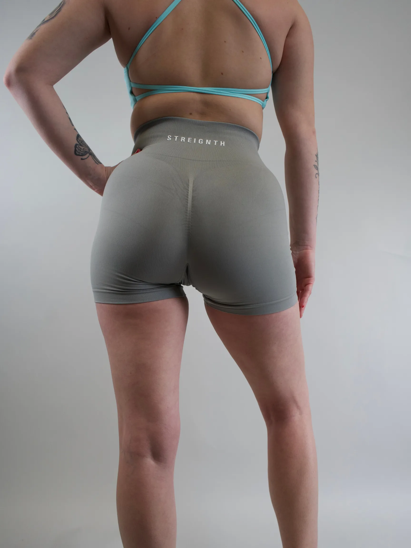 "STREIGNTH" SEAMLESS SCRUNCH SHORTS