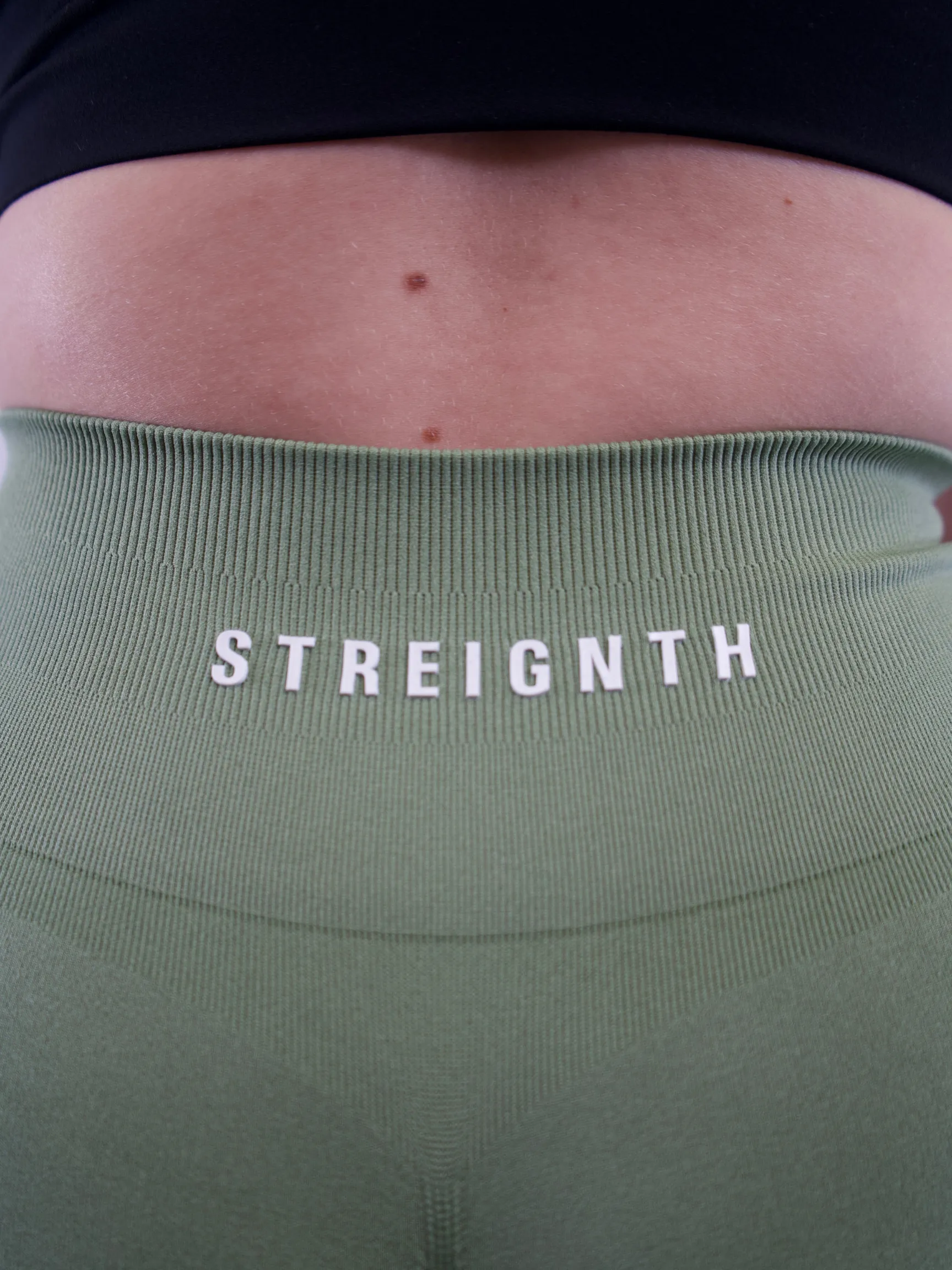 "STREIGNTH" SEAMLESS SCRUNCH SHORTS