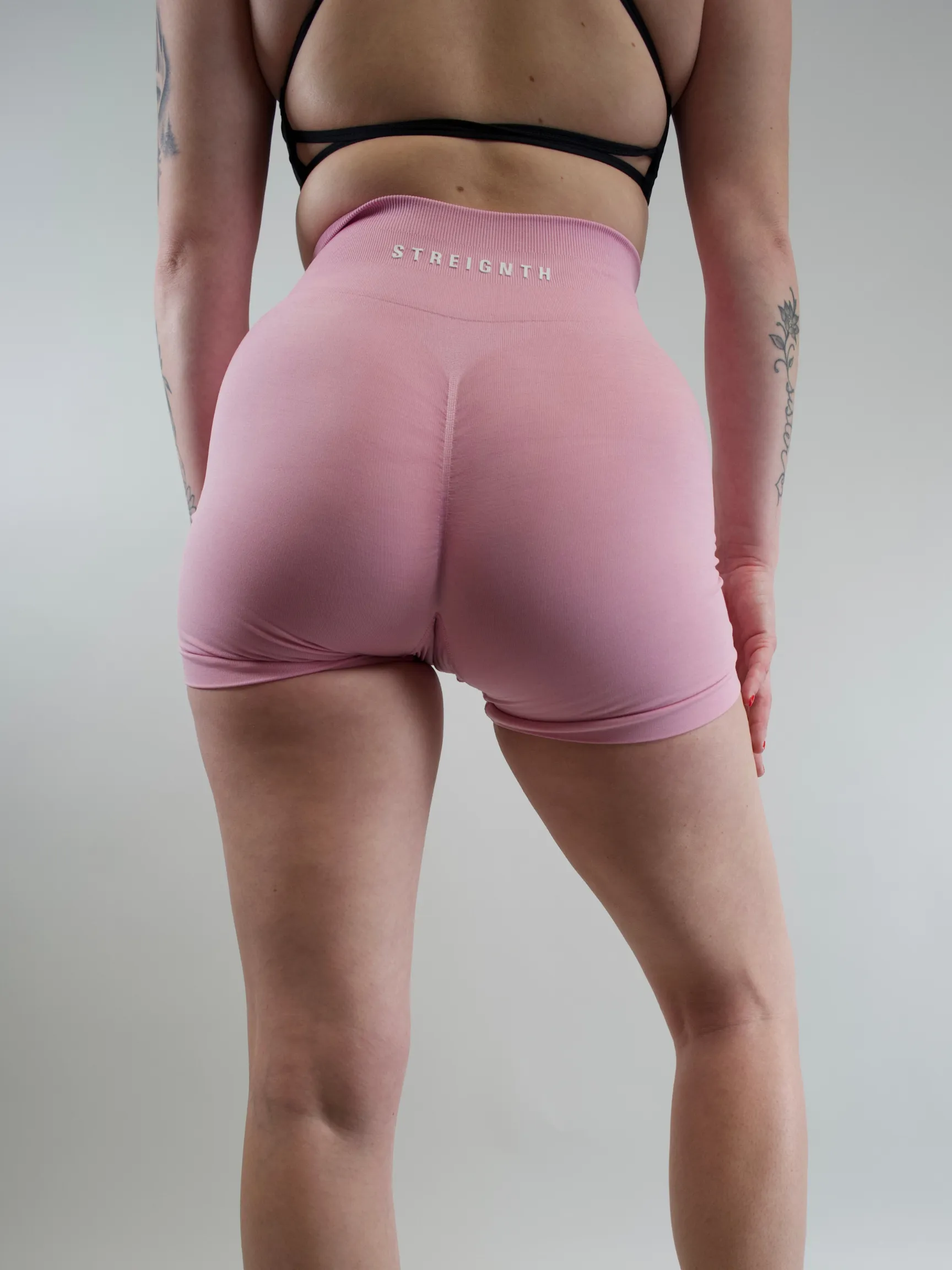 "STREIGNTH" SEAMLESS SCRUNCH SHORTS